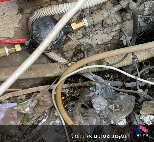 צנרת וכלים בתחום האינסטלציה עם חיבורים שונים